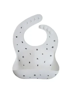 Mushie silikoninen ruokalappu (white letters)